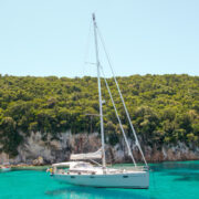 Czartery Jachtów Grecja – Przegląd Najpopularniejszych Miejsc do Żeglowania